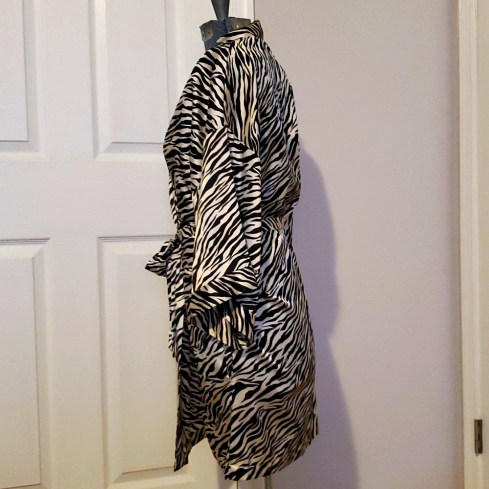 Victoria’s Secret Zebra Robe Size One Size - Picture 2 of 7